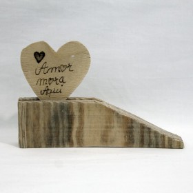 Tranca Portas em Madeira com Coração "Amor Mora Aqui"