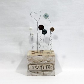 Decoração com "Gratidão" e Corações em Arame e Botões