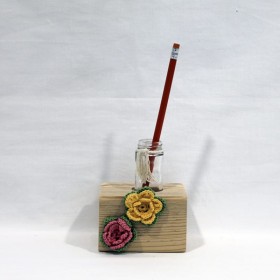 Porta Lápis com Base em Madeira e Flor