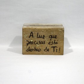 Pousa Telemóvel de Madeira "A Luz que Precisas está Dentro de Ti!"