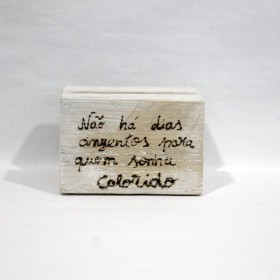Pousa Telemóvel de Madeira "Não Há Dias Cinzentos Para Quem Sonha Colorido"