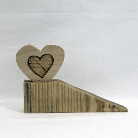 Tranca Portas em Madeira com Coração "O Amor Mora Aqui"