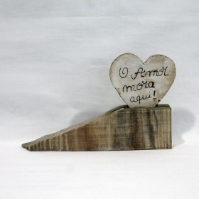 Tranca Portas com Coração " O Amor Mora Aqui"