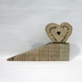 Tranca Portas em Madeira com "Com o Coração Fazemos a Diferença"