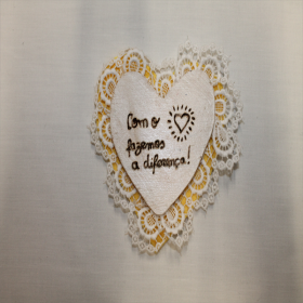 Íman "Com o Coração Fazemos a Diferença" em madeira com base amarela e renda