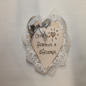 Íman - "Com o Coração Fazemos a Diferença!" em Madeira com Renda e Laço