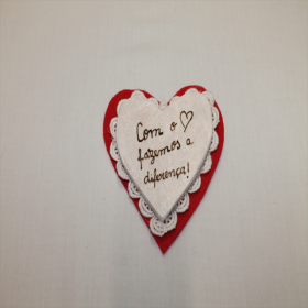 Íman "Com o Coração Fazemos a Diferença" em Madeira com Base Vermelha e Renda em Forma de Coração