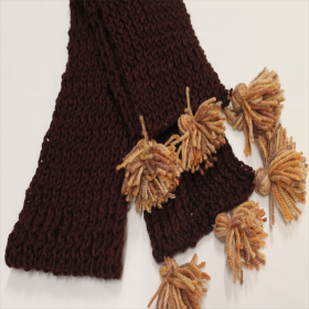 Cachecol Castanho com Pompons