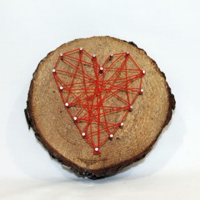 Base Redonda de Madeira - Coração com Linha Vermelha e Pregos