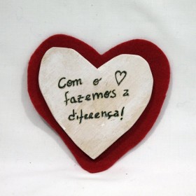 Íman "Com o Coração Fazemos a Diferença" em madeira com base vermelha em forma de coração