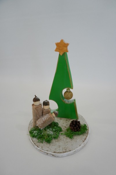 Presépio com árvore verde