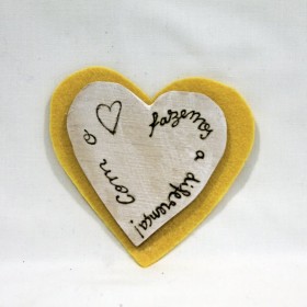 Íman "Com o Coração Fazemos a Diferença!" em Madeira com Base Amarela